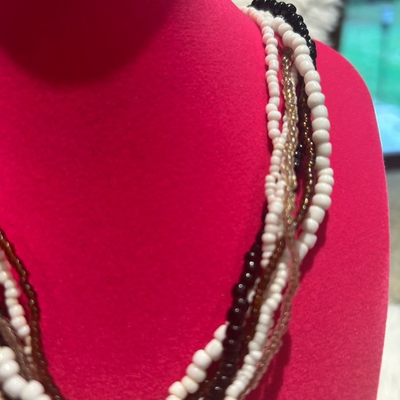 Vintage Chic Multi-Strand Shell Pendant Necklace with mother of pearl. - Picture 4 of 4